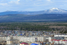 Слева — Золотой Камень, справа — Кумба