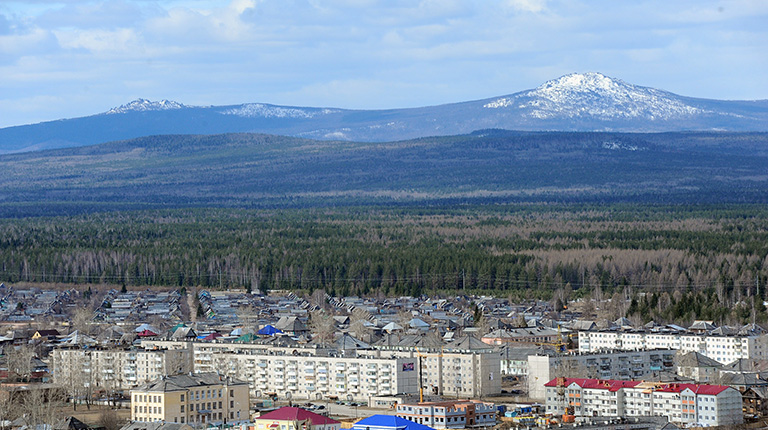 Слева — Золотой Камень, справа — Кумба
