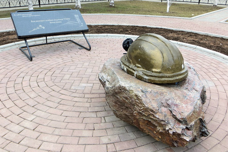 Памятник шахтерам, погибшим на шахтах СУБРа Североуральск