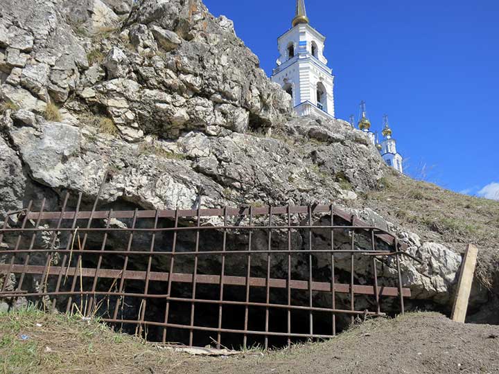 Петропавловская карстовая пещера Североуральск